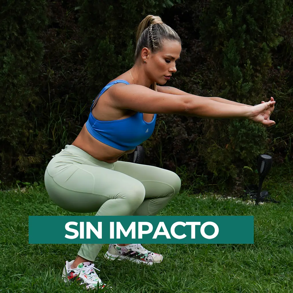 Dura 4 semanas, son 5 rutinas de 30 minutos.Maximo esfuerzo muscular cuidando las articulaciones, sin impacto es que no se salta, pero si se entrena la fuerza. se usan equipos básicos:mancuernas, bandas, tobilleras, colchoneta y silla. Incluye como Bonus: 5 clases de cardio HIIT sin impacto, Maestría de Crecimiento Personal y meditaciones guiadas